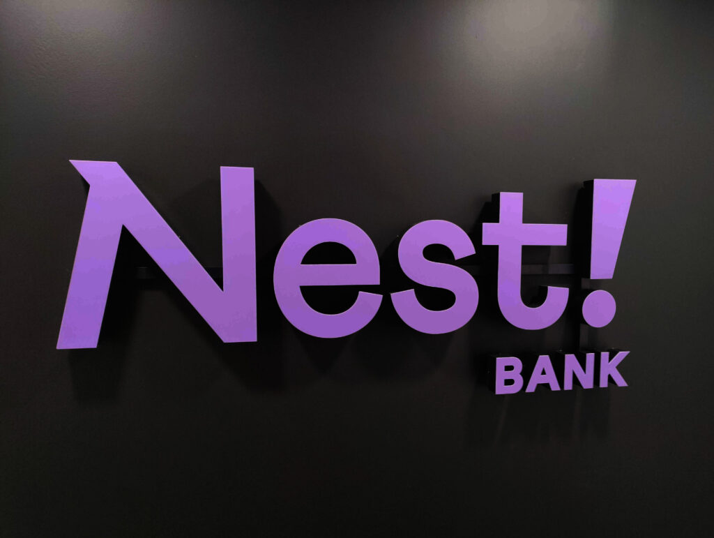 Logo podświetlane NEST Bank po zmianie identyfikacji