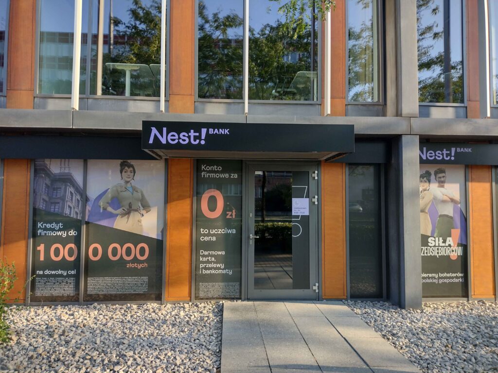 Rebranding placówki NEST Bank z nowym oznakowaniem
