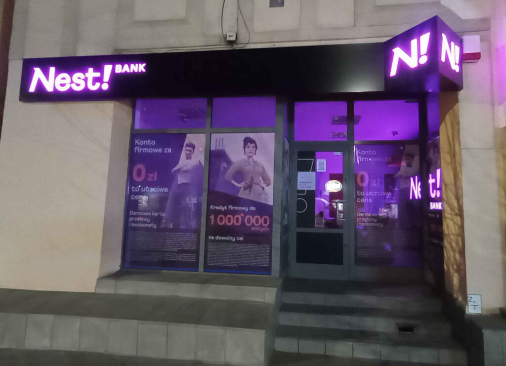 Oznakowanie placówki NEST Bank po rebrandingu