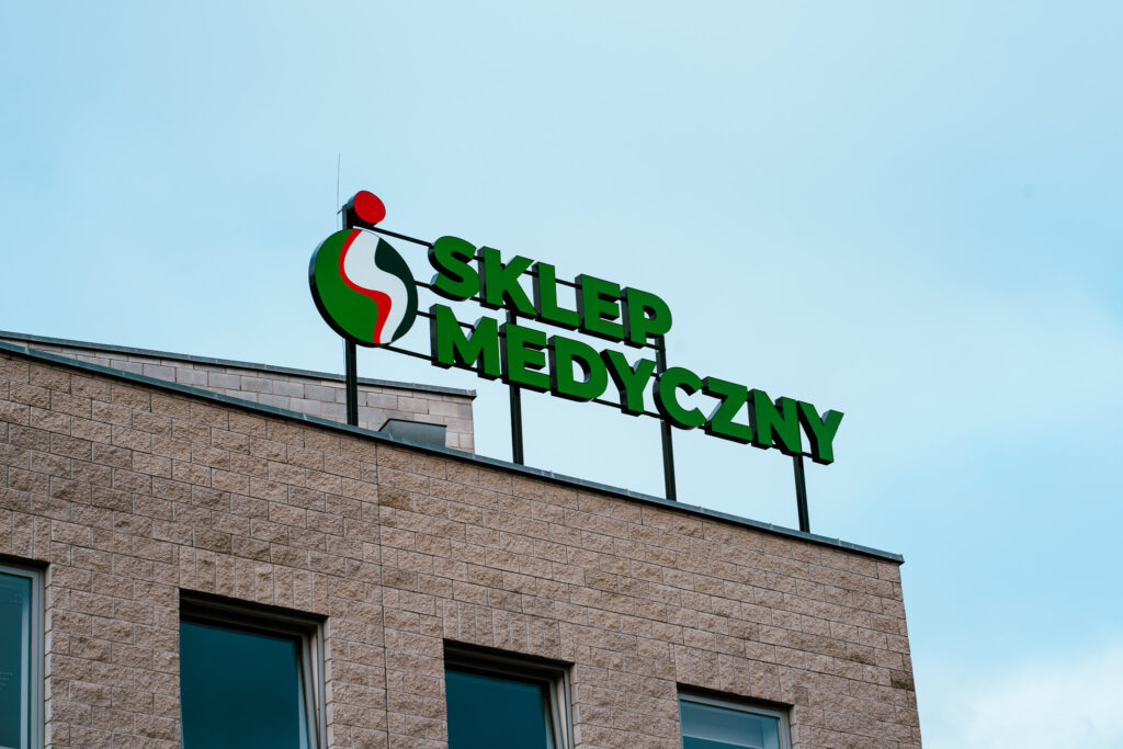 Litery przestrzenne 3D dla sklepu medycznego