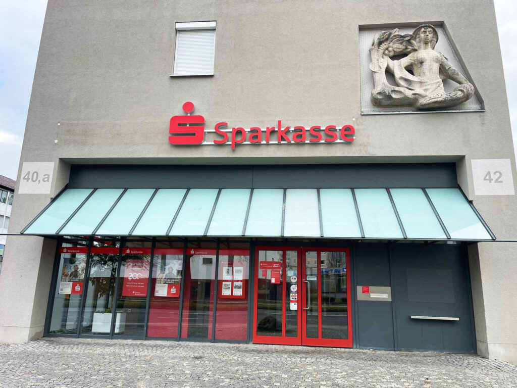 Litery podświetlane Sparkasse elewacja budynku
