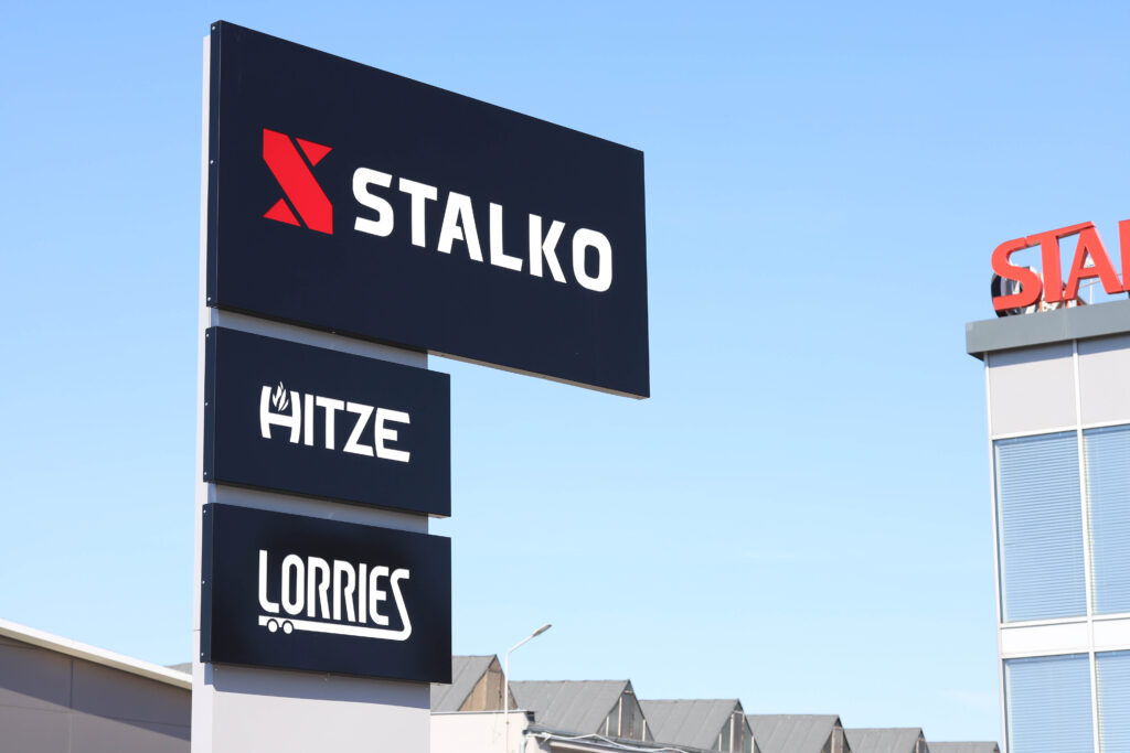 Pylon wolnostojący Stalko przy obiekcie