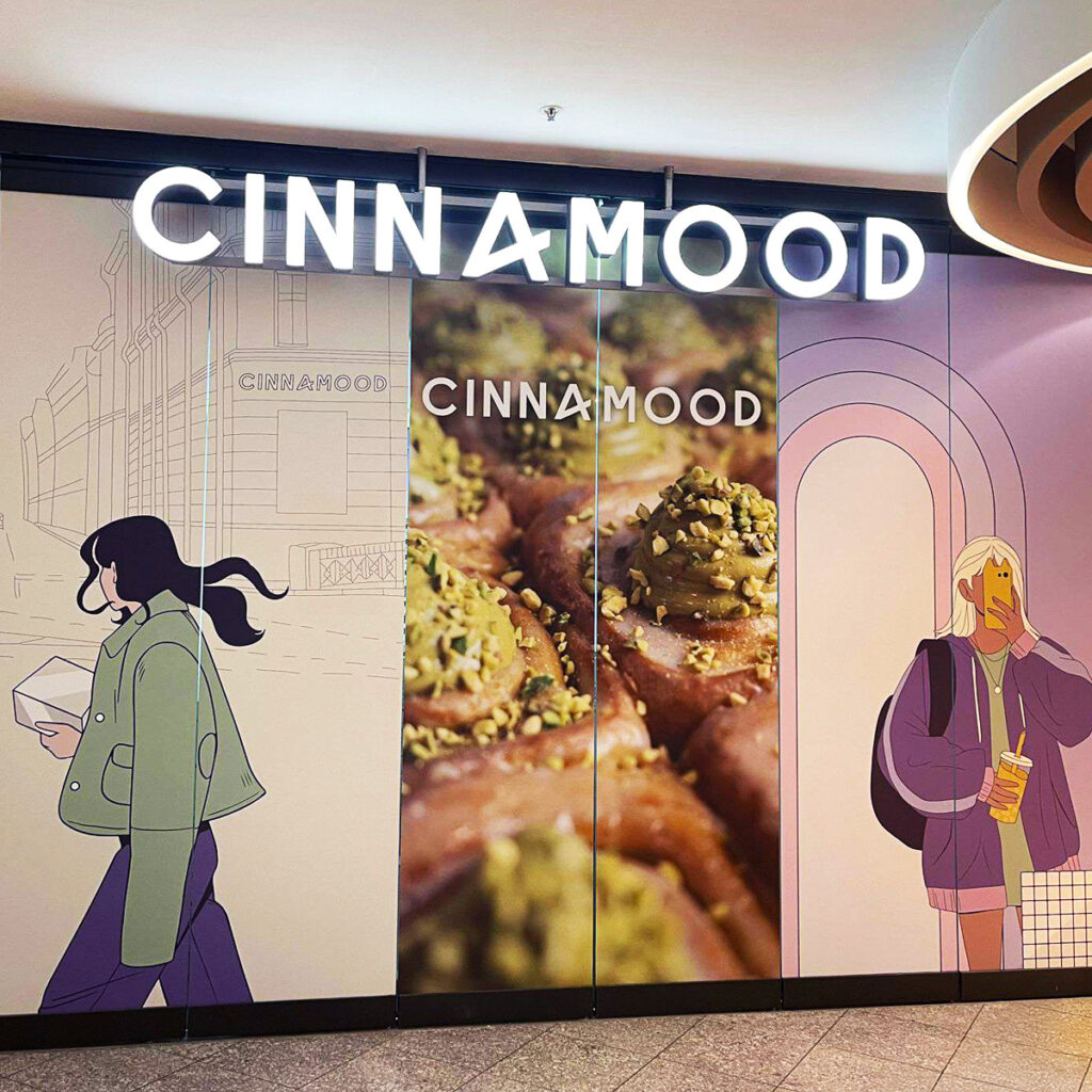 Logo podświetlane CinnaMood w galerii handlowej
