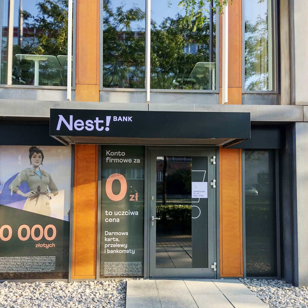 Kaseton NEST Warszawa oznakowanie