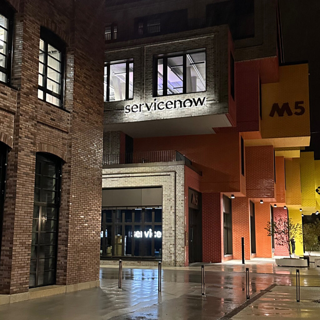 Litery podświetlane tyłem ServiceNow