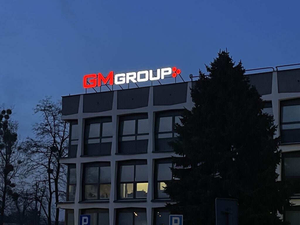Oznakowanie GM Group litery blokowe