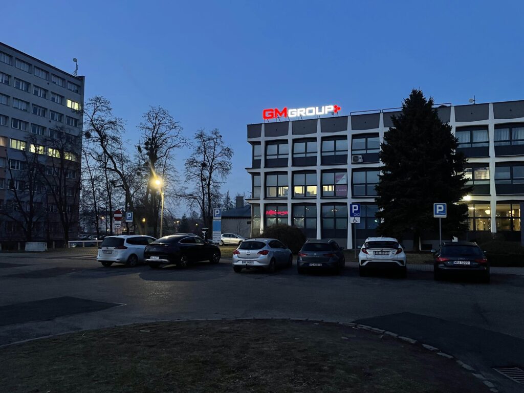 Litery podświetlane GM Group na budynku