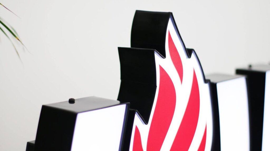 Logo HITZE litery 3D podświetlane