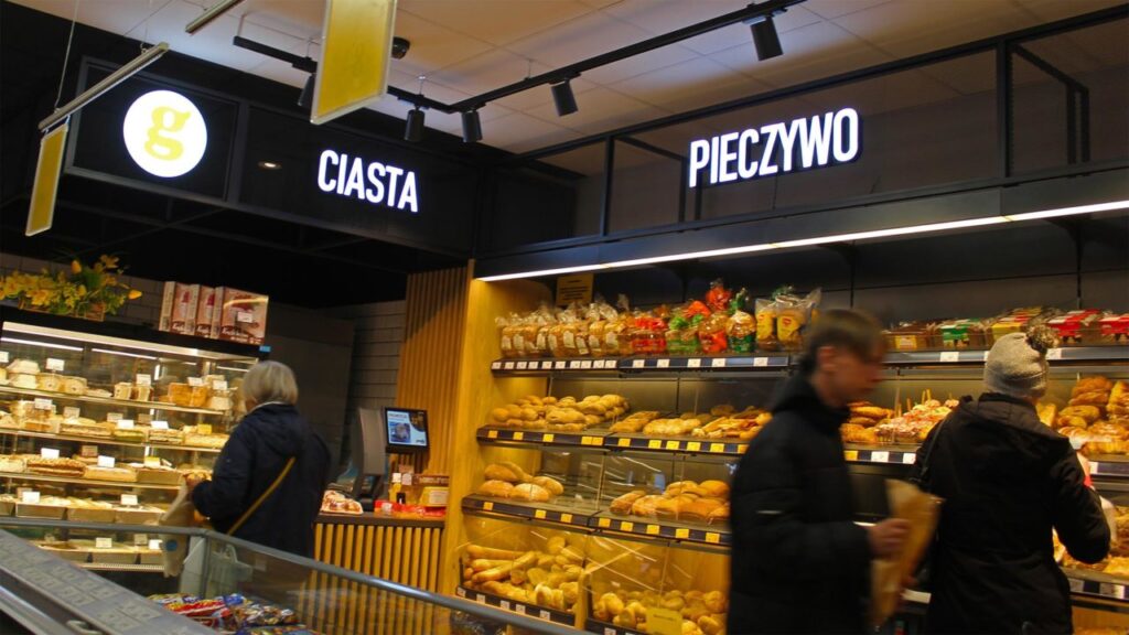Litery podświetlane wewnątrz sklepu