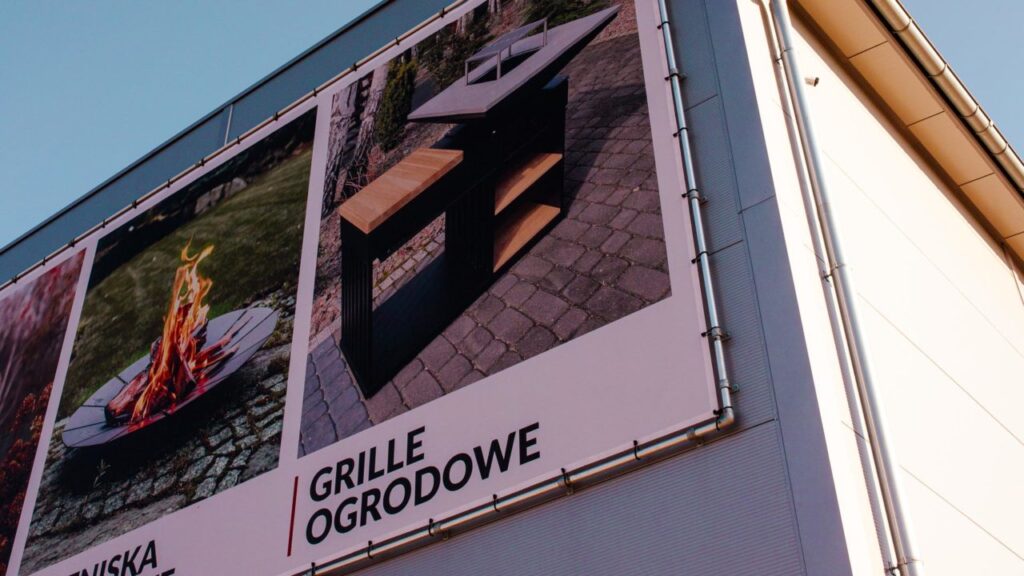 Konstrukcja reklamowa Kratki na hali produkcyjnej