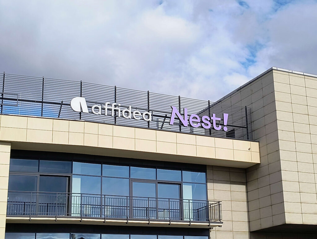 Litery podświetlane NEST Bank Oznakowanie Budynku