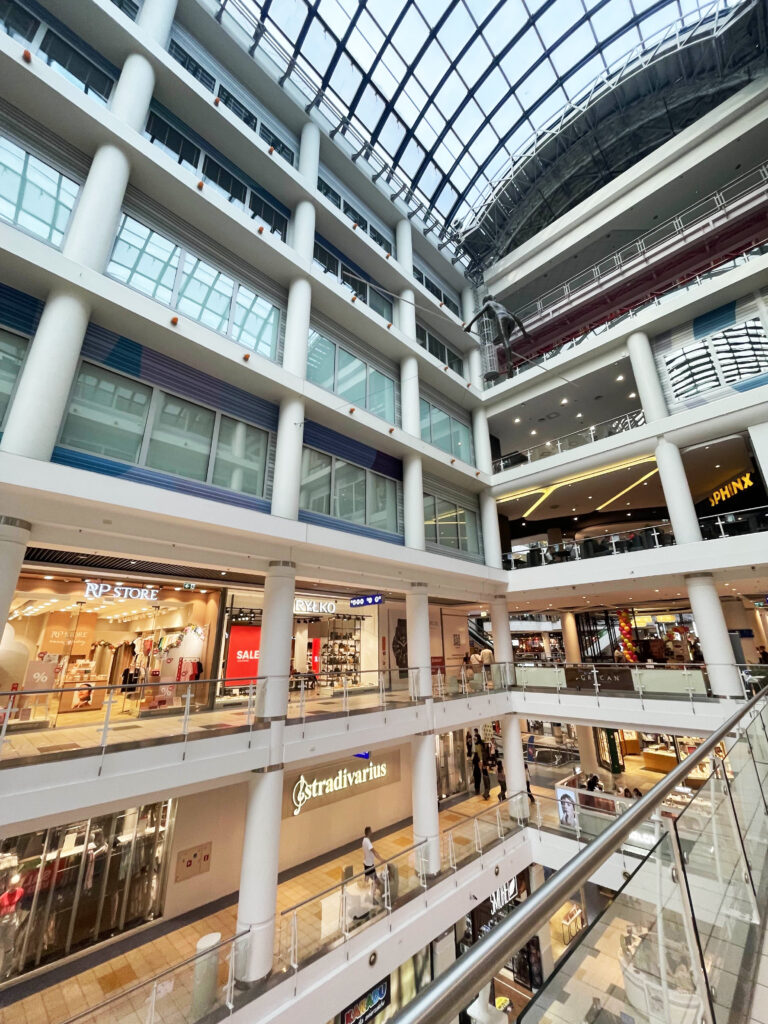 Oznakowanie sklepu RP Store w Blue City