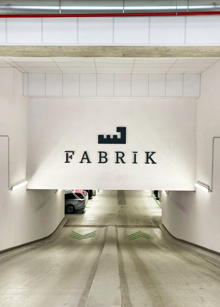 Litery przestrzenne z logo Fabrik
