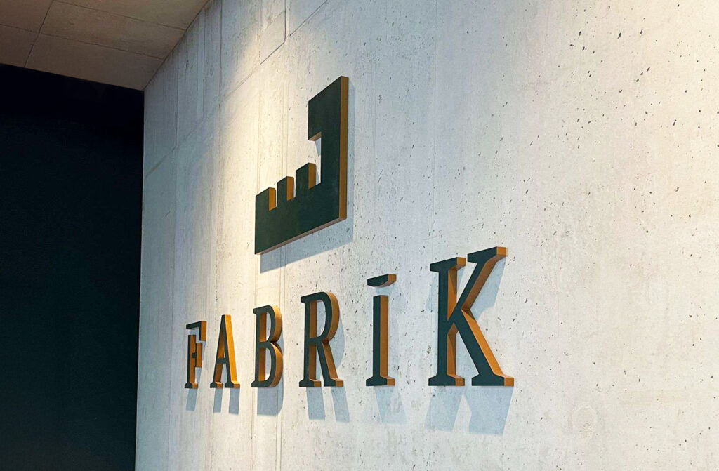 Litery przestrzenne Fabrik w stylu industrialnym