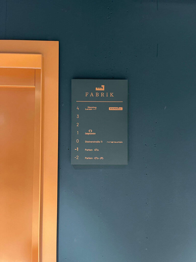 Tablica wayfinding dla obiektu Fabrik