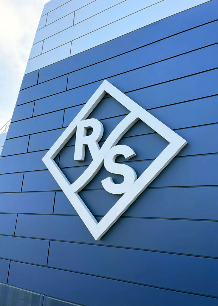 Litery 3D z logo Rohde & Schwarz