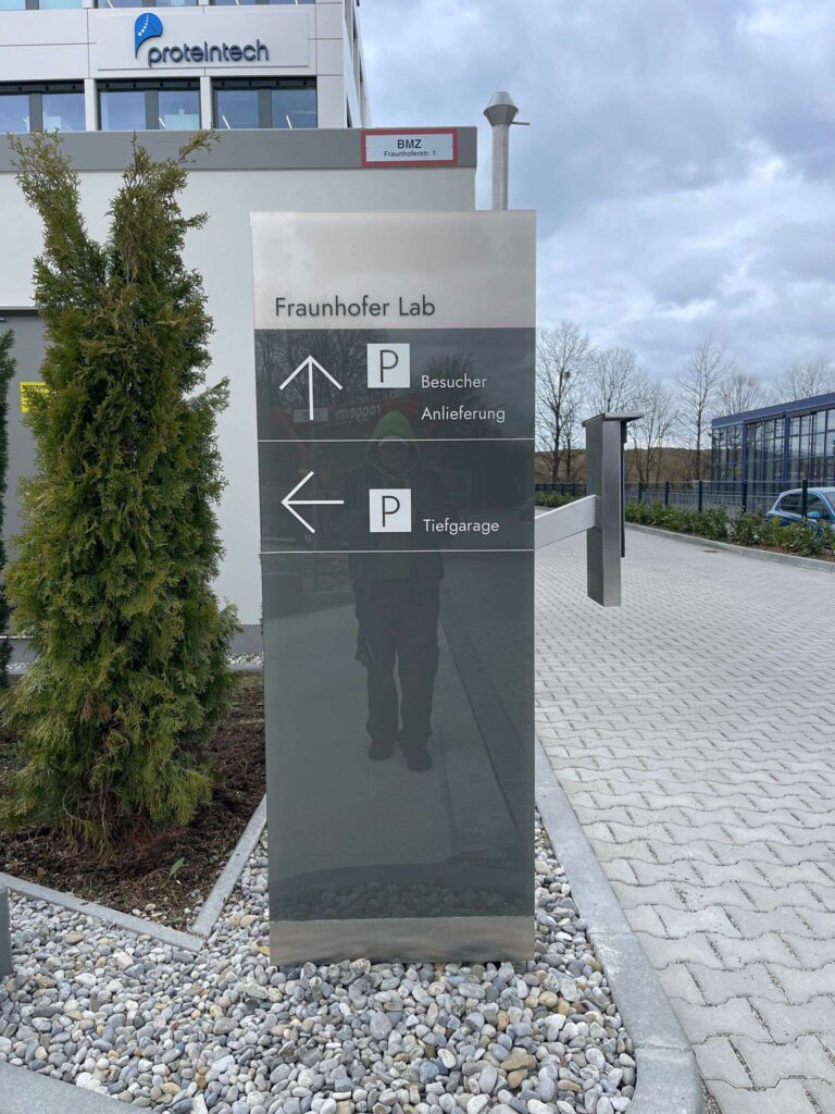 Zewnętrzny pylon wayfinding z informacją o parkingu