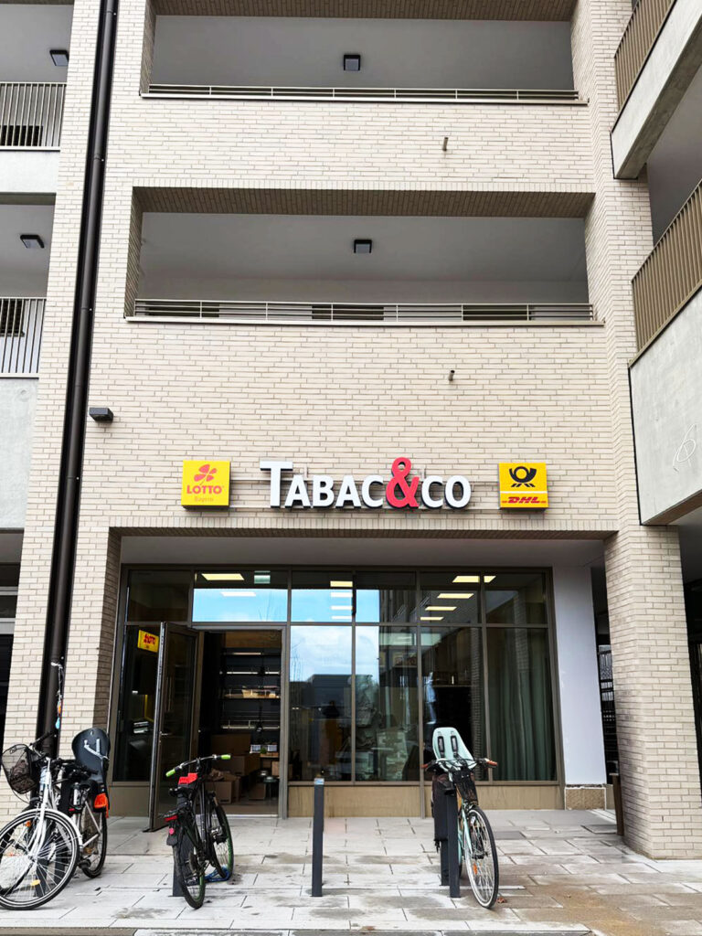 Litery przestrzenne 3D Tabac&co nad wejściem do lokalu