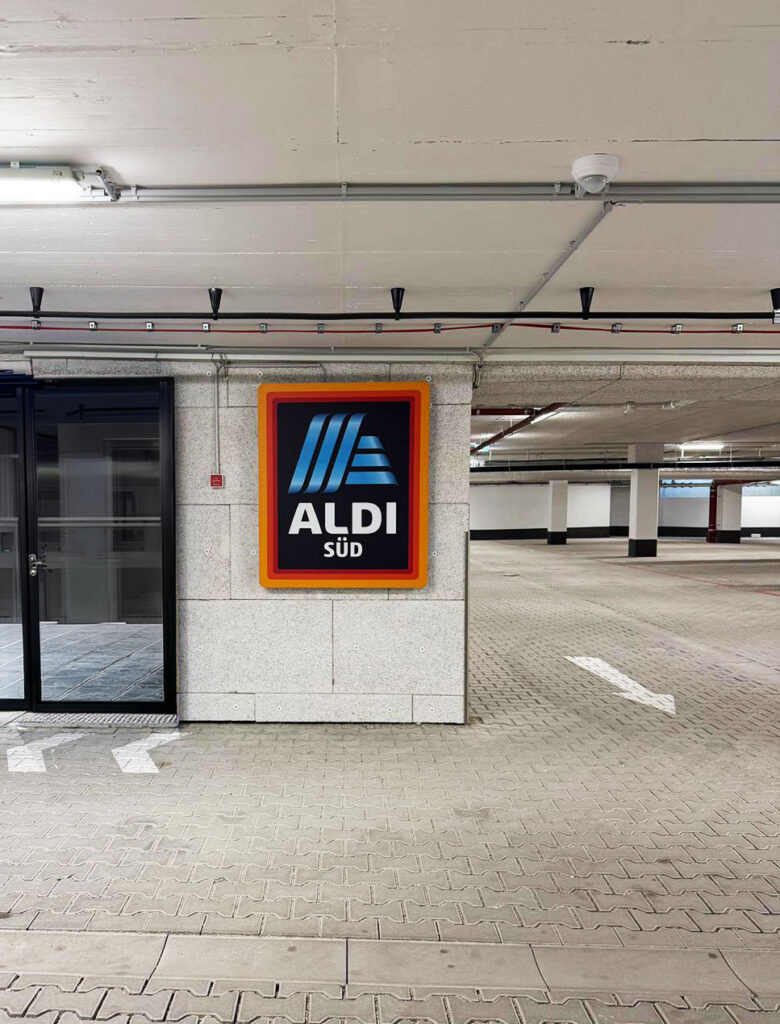 Podświetlany kaseton z logo ALDI na elewacji budynku