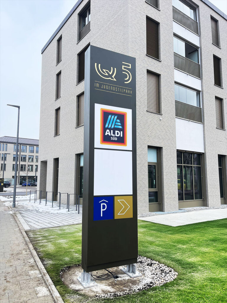 Pylon reklamowy ALDI przy obiekcie handlowym