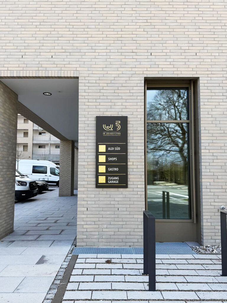 Tablice aluminiowe i system wayfinding w przestrzeni budynku