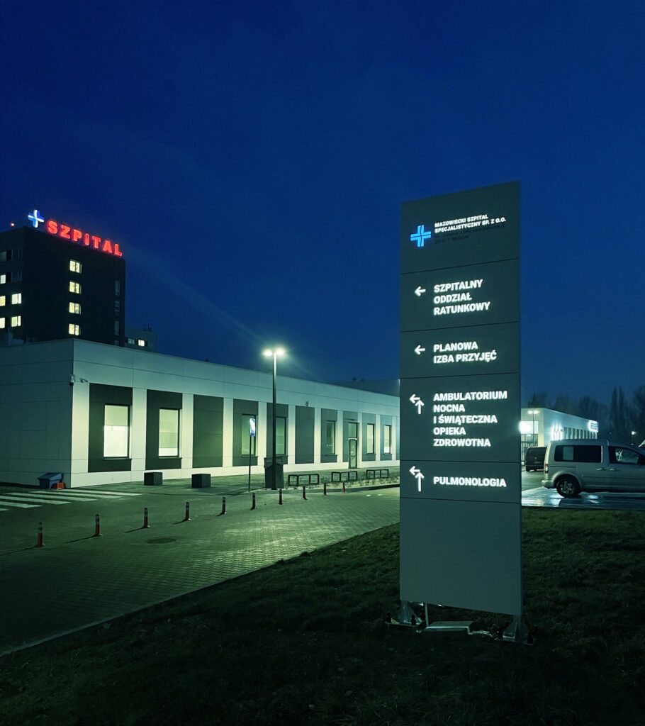 Pylon informacyjny przy szpitalu